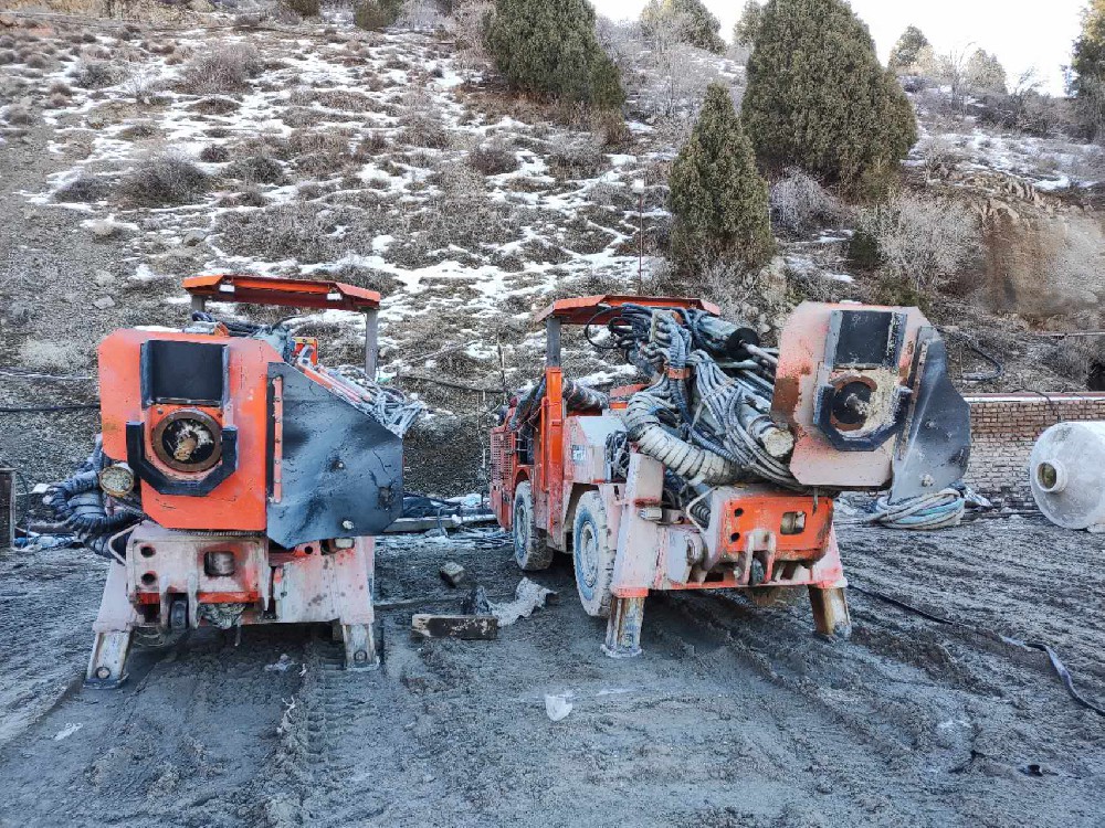 凯发k8国际首页登录两台中深孔采矿台车服务塔吉克斯坦铅锌矿